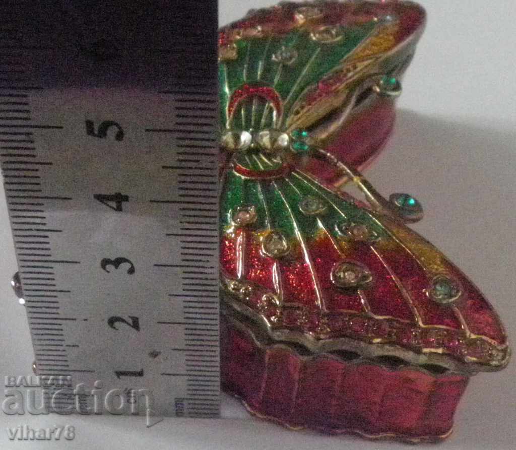 Παράδοση ΜΙΚΡΟ ΜΕΤΑΛΛΙΚΟ ΚΟΥΤΙ Παράδοση ΜΙΚΡΟ ΜΕΤΑΛΛΙΚΟ ΚΟΥΤΙ