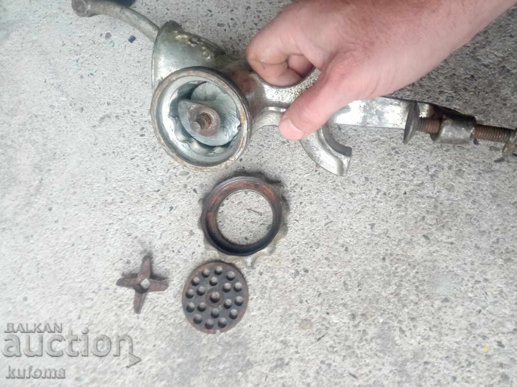 Доставка на Стара месомелачка ръчна