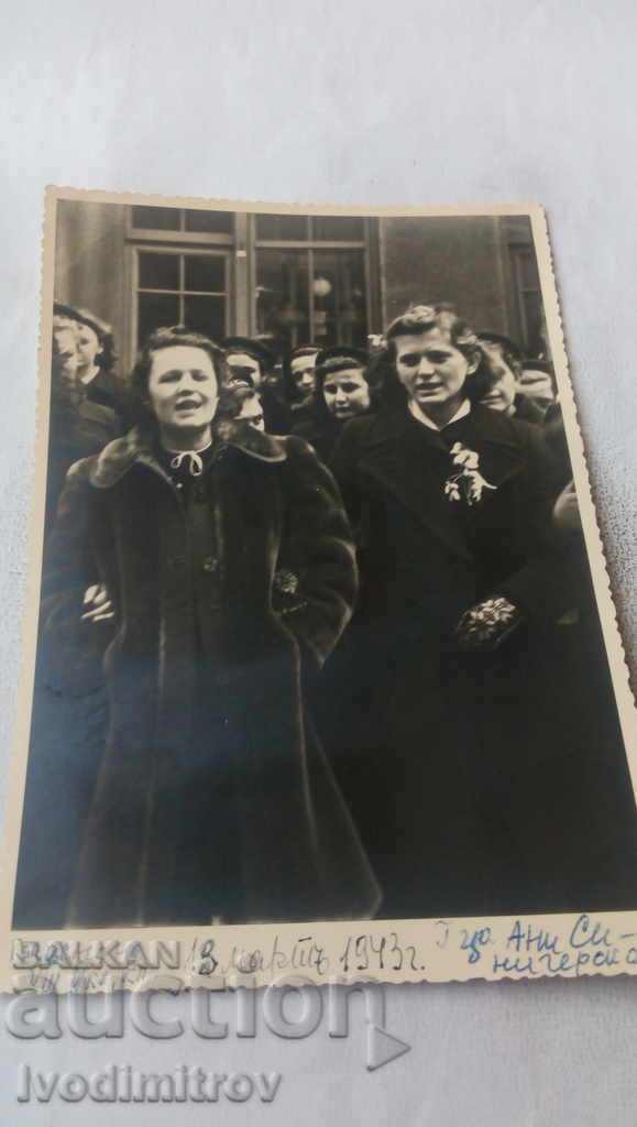 Photo Schoolgirl with her class teacher of French 1943