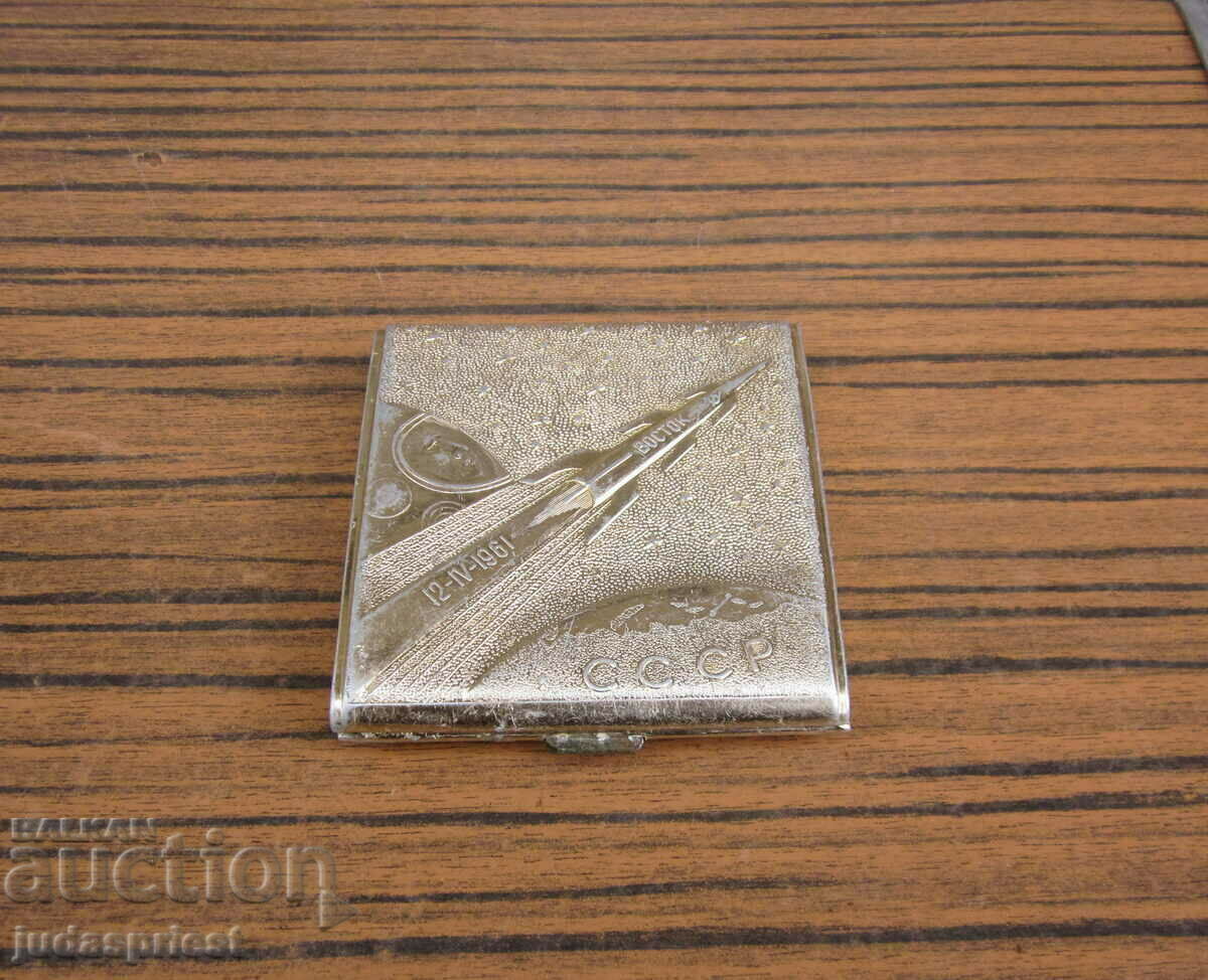 Σοβιετική διαστημική ταμπακιέρα με πύραυλο Gagarin East με τιμή 60.00 BGN | € 30.68 Σοβιετική διαστημική ταμπακιέρα με πύραυλο Gagarin East με τιμή 60.00 BGN | € 30.68