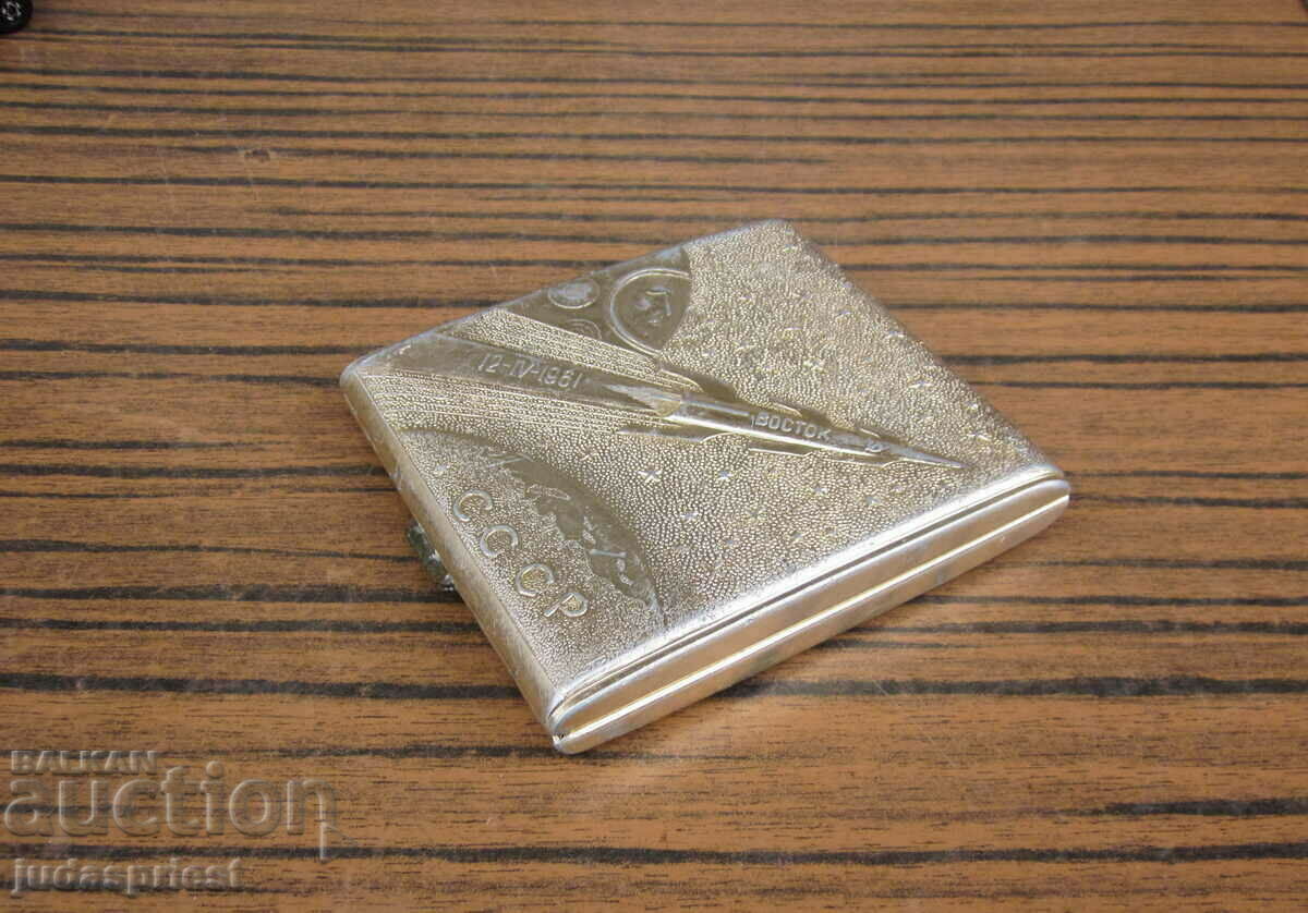 Δημοπρασία Σοβιετική διαστημική ταμπακιέρα με πύραυλο Gagarin East Δημοπρασία Σοβιετική διαστημική ταμπακιέρα με πύραυλο Gagarin East