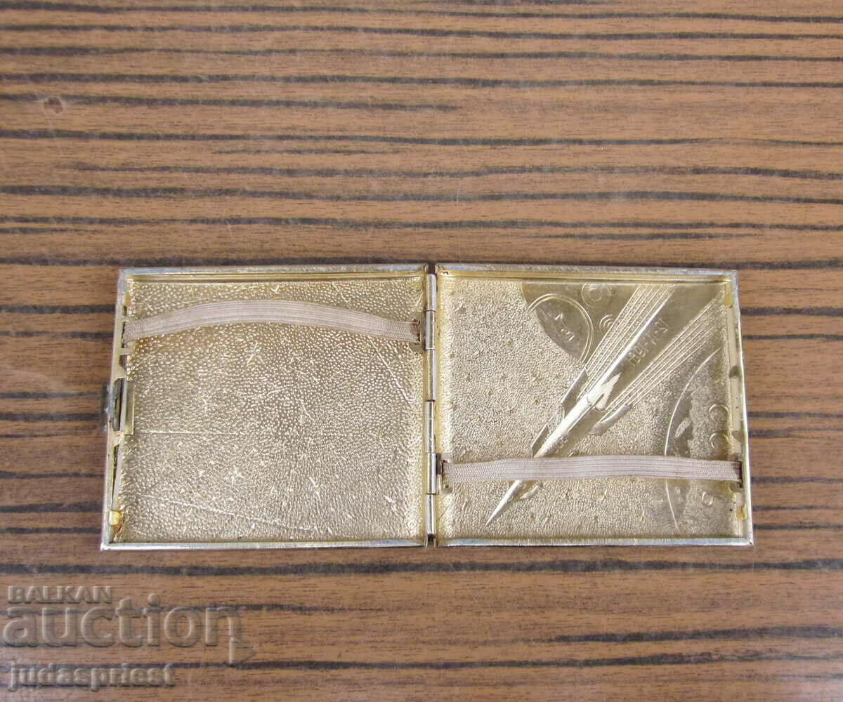 Παράδοση Σοβιετική διαστημική ταμπακιέρα με πύραυλο Gagarin East Παράδοση Σοβιετική διαστημική ταμπακιέρα με πύραυλο Gagarin East