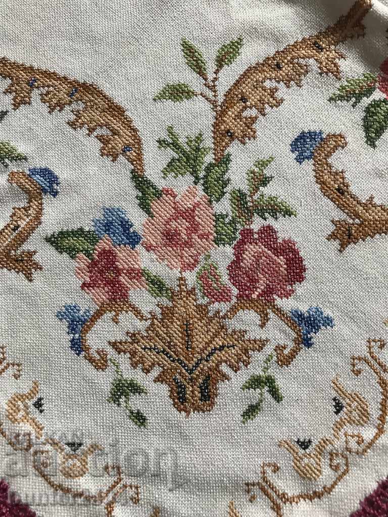 Fata de masa - broderie manuala cu o impletitura frumoasa cu preț € 56.95 | 111.38 BGN