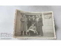 Foto Șase bărbați în fața unui magazin