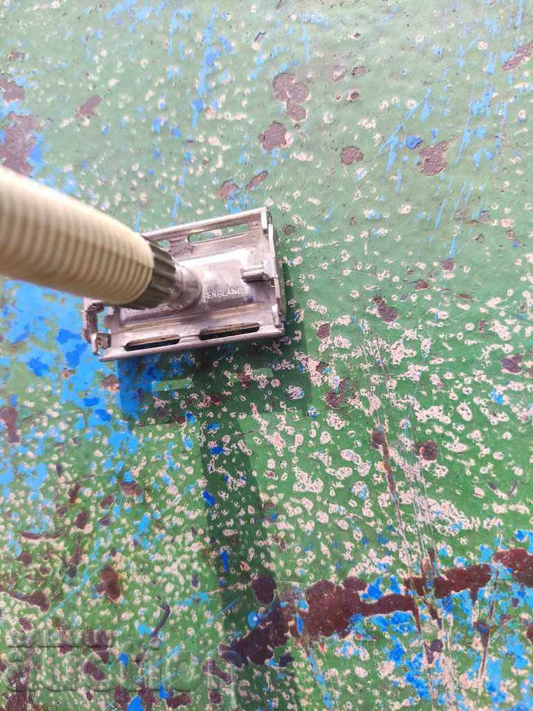 Gillette Englad razor with price 15.00 BGN | € 7.67 Gillette Englad razor with price 15.00 BGN | € 7.67