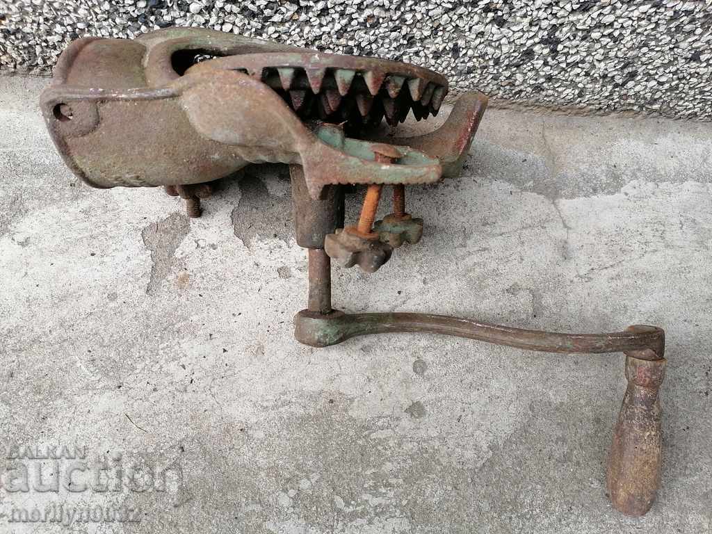 Auction Handmill for corn, milling machine, grinder Auction Handmill for corn, milling machine, grinder