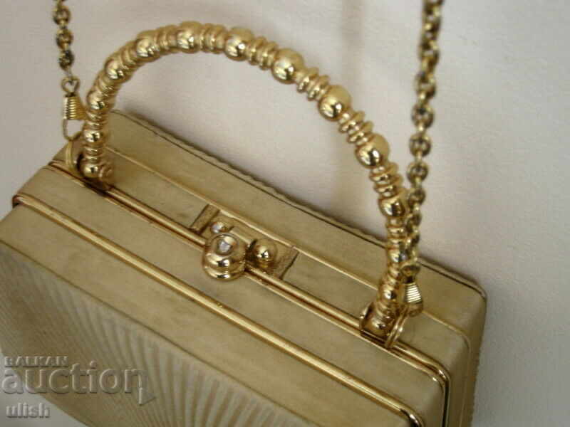 Стара деко плисирана дамска чанта за рамо с синджир с цена 30.00 лв. | € 15.34 Стара деко плисирана дамска чанта за рамо с синджир с цена 30.00 лв. | € 15.34