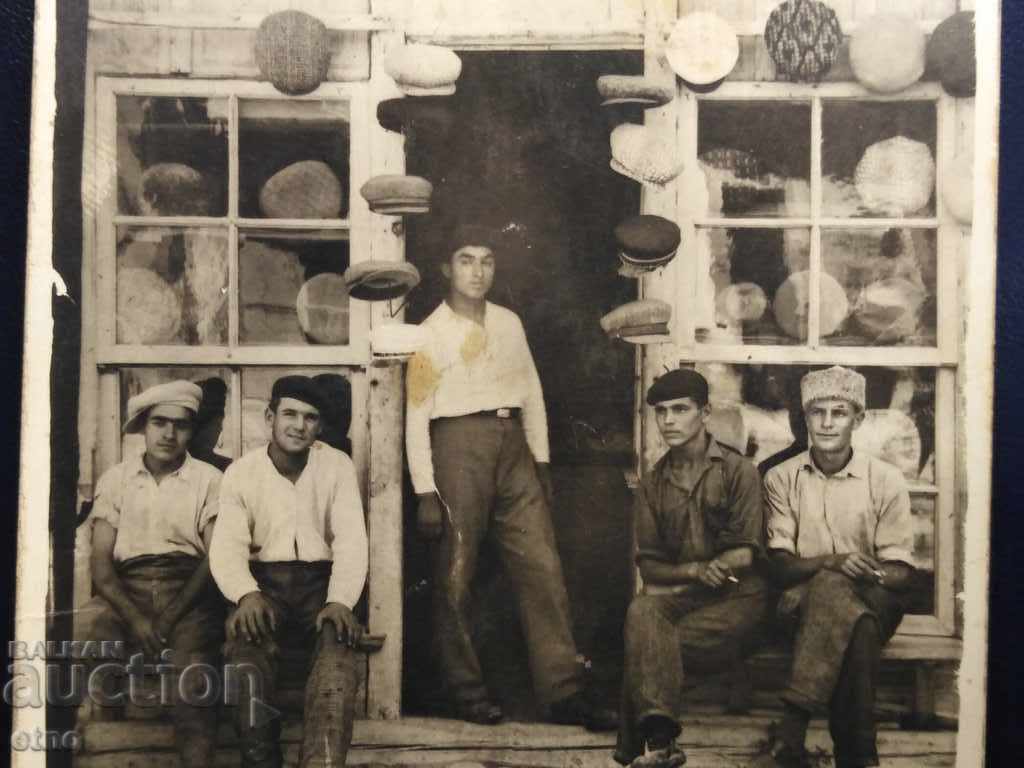 Аукцион ПЛОВДИВ,стара снимка-модерна ШАПКАРНИЦА"ИТАЛИЯ" В.Г. ГРИВОВЪ Аукцион ПЛОВДИВ,стара снимка-модерна ШАПКАРНИЦА"ИТАЛИЯ" В.Г. ГРИВОВЪ