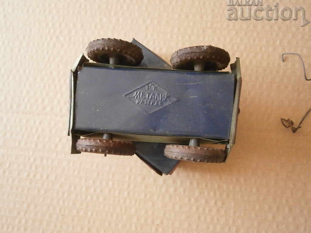 Delivery of metal toy part of a crane and a teddy bear machine Delivery of metal toy part of a crane and a teddy bear machine