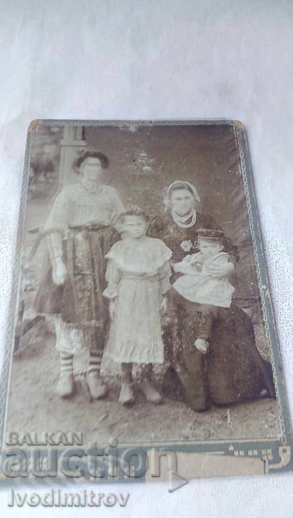 Φωτογραφία Δύο γυναίκες με τα παιδιά τους Χαρτόνι