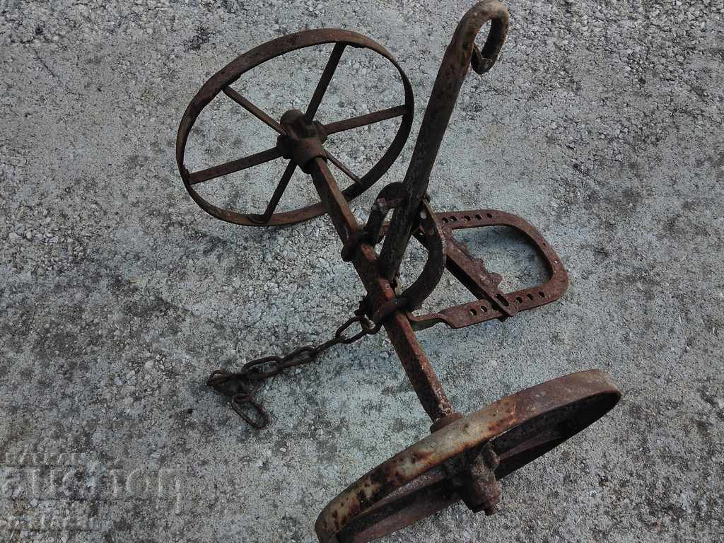 Ρύθμιση για ένα παλιό άροτρο που το σέρνουν ζώα με τιμή 55.00 BGN | € 28.12