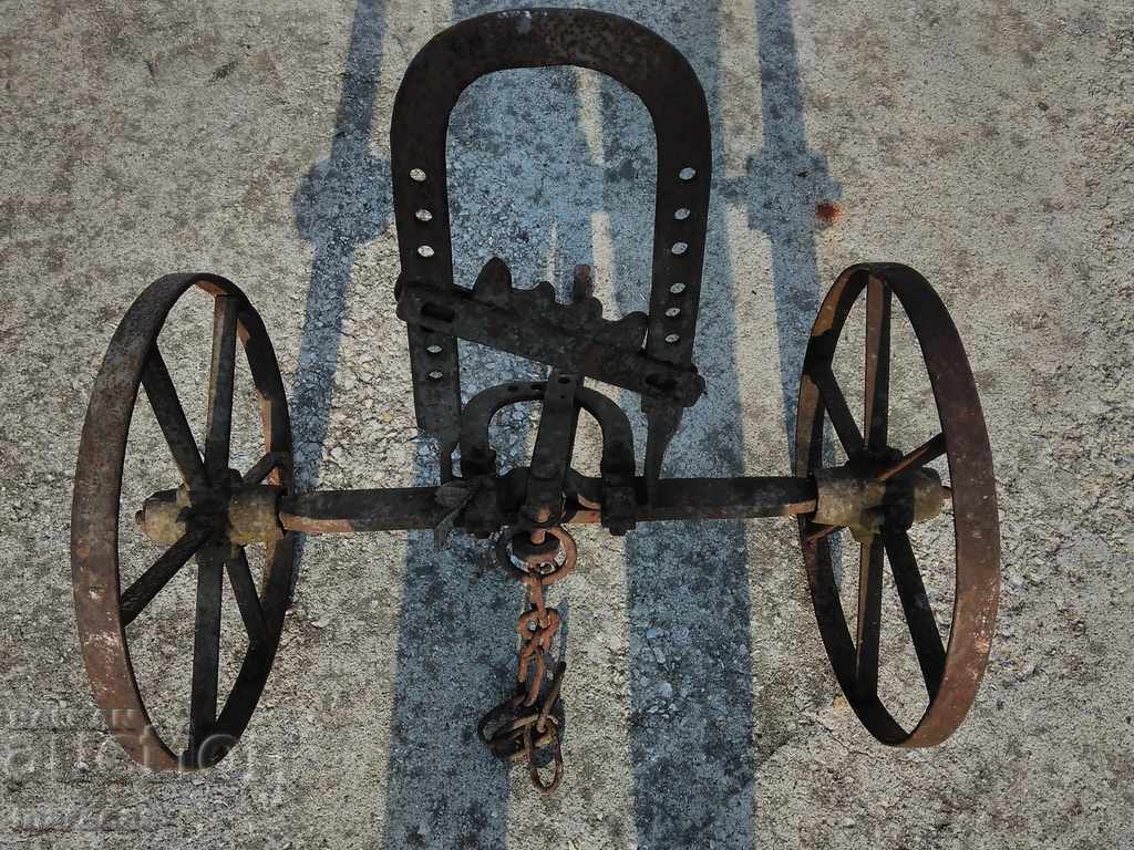 Ρύθμιση για ένα παλιό άροτρο που το σέρνουν ζώα