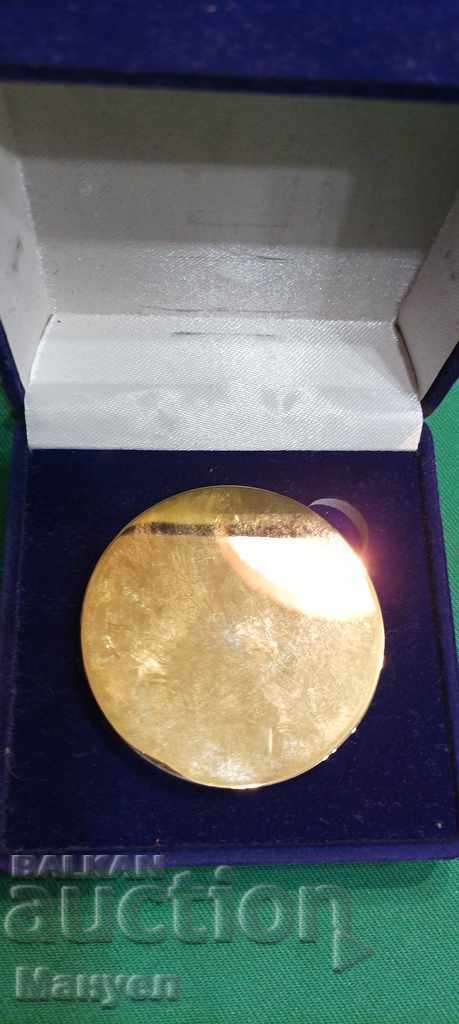 Vand placuta Federatiei Romane de Fotbal! cu preț 24.00 BGN | € 12.27 Vand placuta Federatiei Romane de Fotbal! cu preț 24.00 BGN | € 12.27