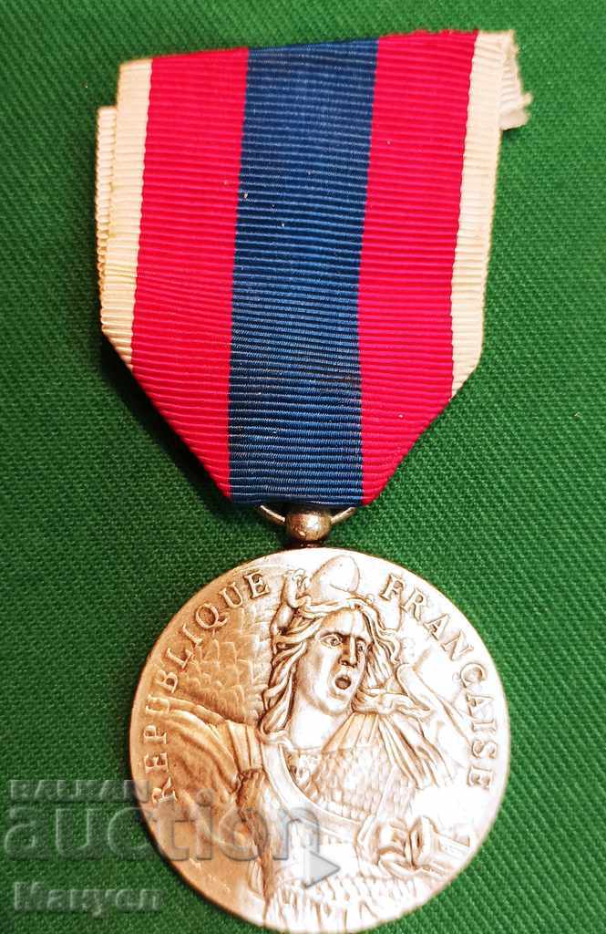 I am selling a French medal for national defense!