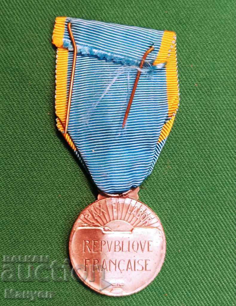 Vand medalie franceza pentru pregatire militara. cu preț 26.00 BGN | € 13.29 Vand medalie franceza pentru pregatire militara. cu preț 26.00 BGN | € 13.29