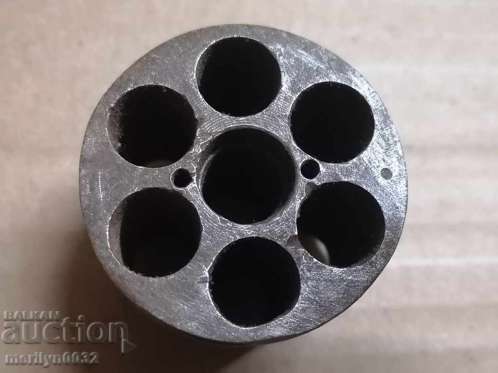 Δημοπρασία Έξι φορτισμένα τύμπανα από ένα εύθραυστο περίστροφο Δημοπρασία Έξι φορτισμένα τύμπανα από ένα εύθραυστο περίστροφο