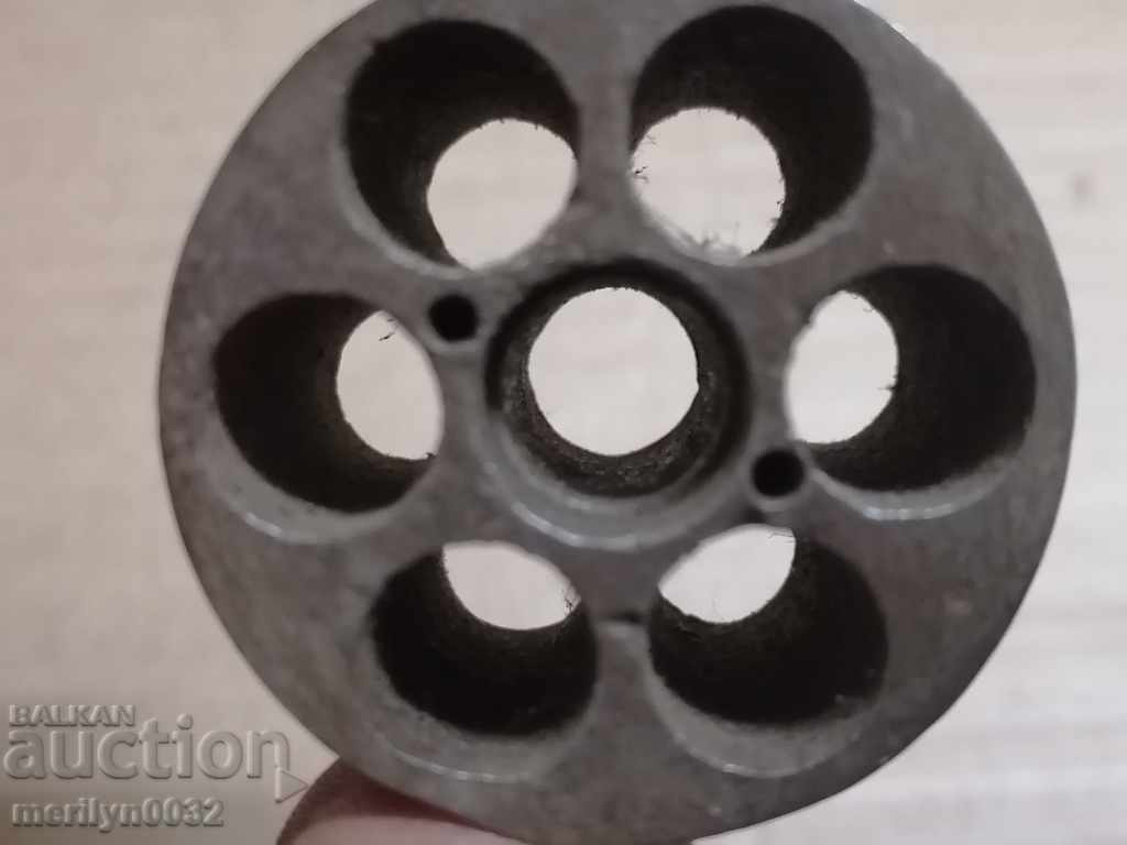 Παράδοση Έξι φορτισμένα τύμπανα από ένα εύθραυστο περίστροφο Παράδοση Έξι φορτισμένα τύμπανα από ένα εύθραυστο περίστροφο