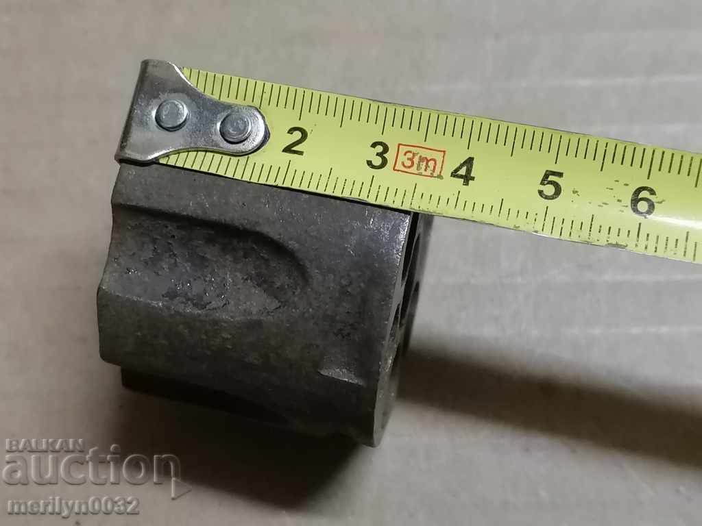 Έξι φορτισμένα τύμπανα από ένα εύθραυστο περίστροφο - 7 Έξι φορτισμένα τύμπανα από ένα εύθραυστο περίστροφο - 7