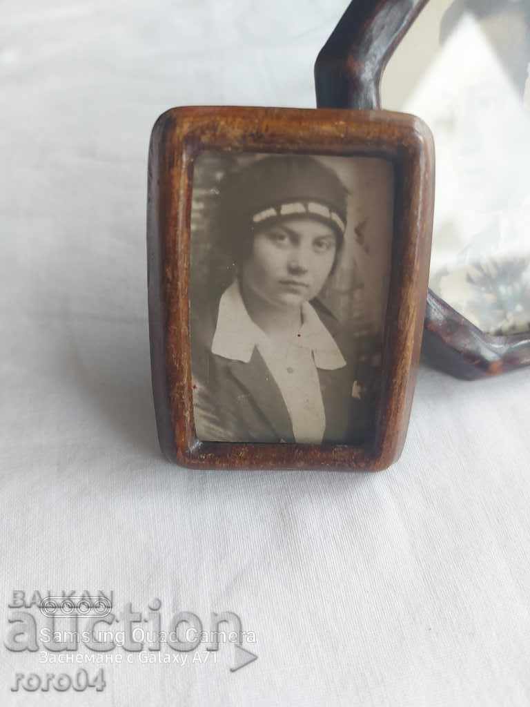 TWO OLD PICTURES IN FRAMEWORK with price 11.11 BGN | € 5.68 TWO OLD PICTURES IN FRAMEWORK with price 11.11 BGN | € 5.68