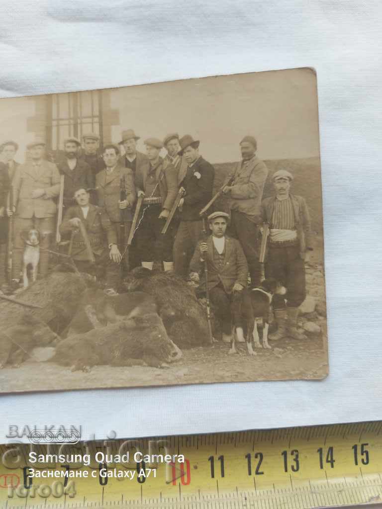 HUNTERS - RIFLES - BOARS - DOGS - 5 HUNTERS - RIFLES - BOARS - DOGS - 5