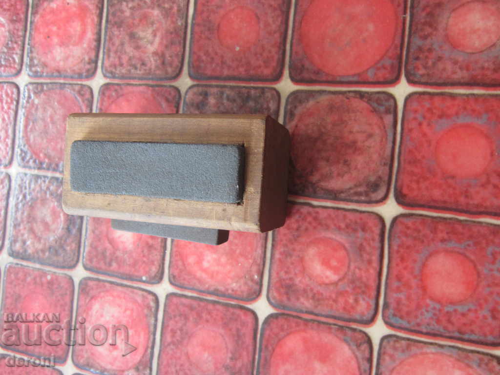 Delivery of A double cuticle grinds a Belgian grindstone Delivery of A double cuticle grinds a Belgian grindstone