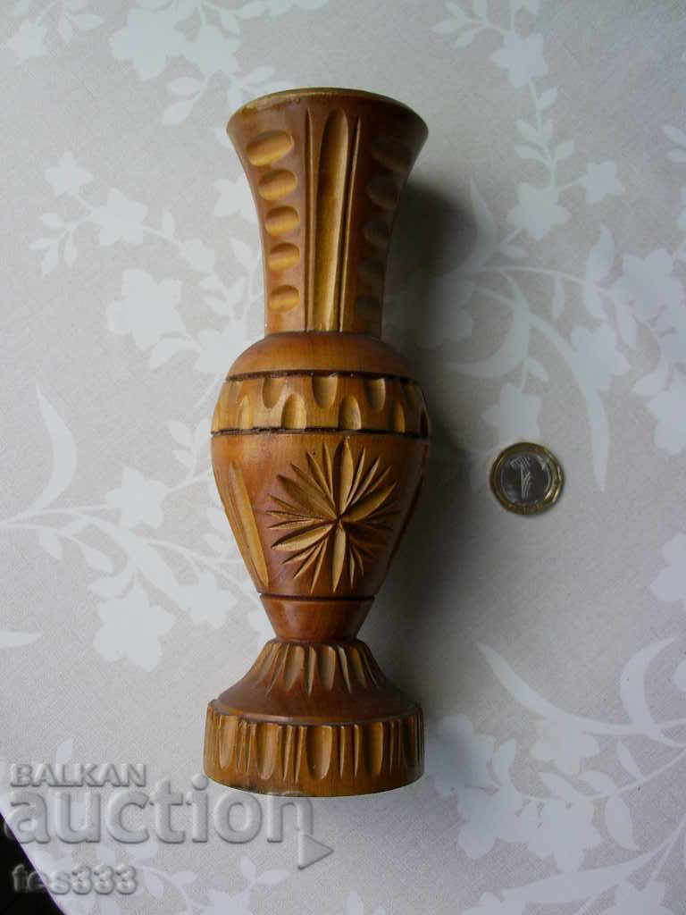 Vaza sculptata in lemn