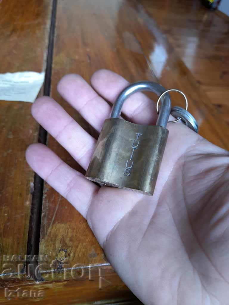 Delivery of Old padlock Elzett Tutius Delivery of Old padlock Elzett Tutius