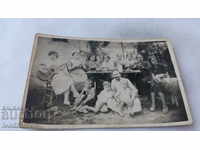 Снимка Жени и деца на маса в двора на къщата си