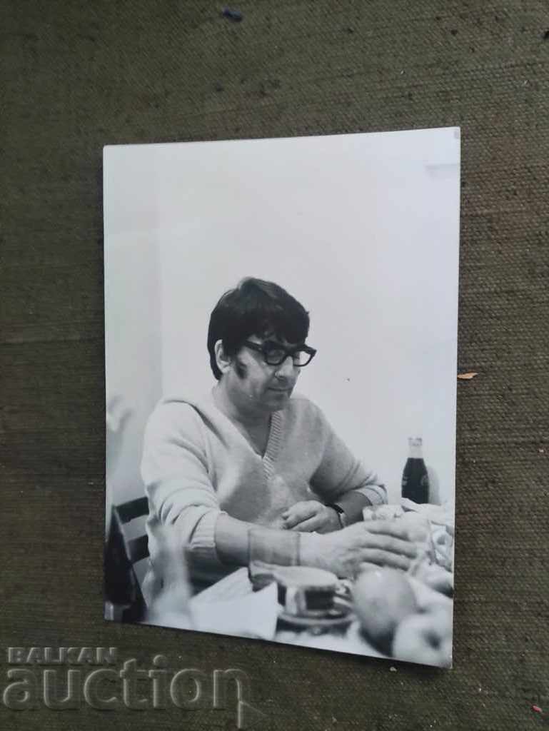 Alexander Raichev la o masă cu băuturi răcoritoare burgheze