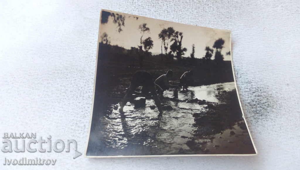 Photo Soldiers in the river