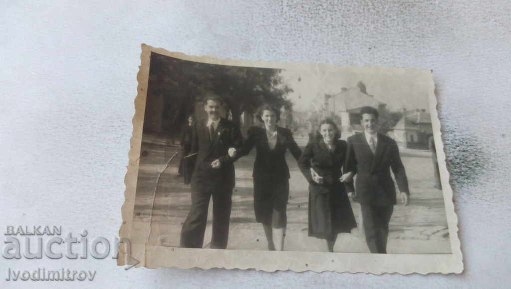 Photo Burgas Η νεαρή οικογένεια σε έναν περίπατο 1950