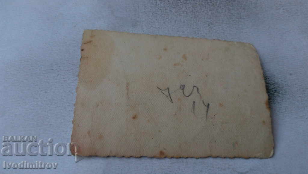 Снимка Мъже разтоварват дървен материал с цена 2.35 лв. | € 1.20 Снимка Мъже разтоварват дървен материал с цена 2.35 лв. | € 1.20