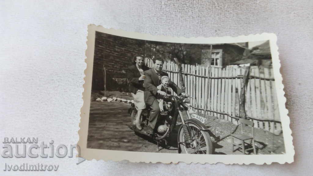 Снимка Враца Семейство с ретро мотоциклет с рег. № Вр. 8326
