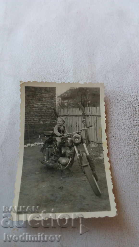 Снимка Враца Момченце върху ретро мотоциклет 1950