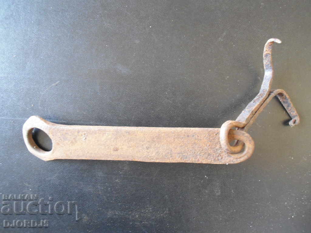 Old wrought latch with price 3.00 BGN | € 1.53 Old wrought latch with price 3.00 BGN | € 1.53