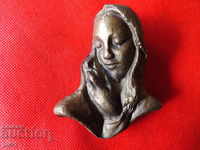 Sculptura de autor din bronz a Fecioarei Maria