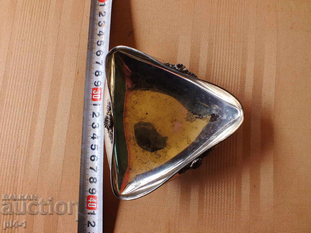 Scrumiera din metal placata cu argint cu ornamente cu preț 80.00 BGN | € 40.90 Scrumiera din metal placata cu argint cu ornamente cu preț 80.00 BGN | € 40.90