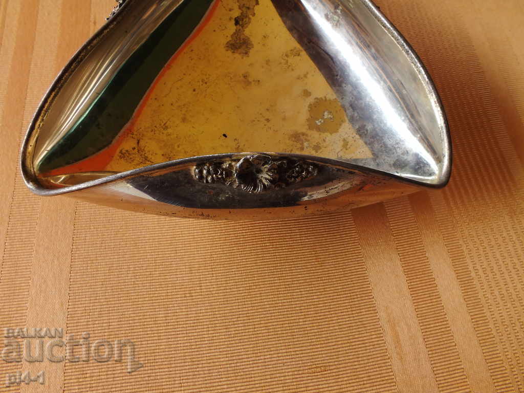 Licitație Scrumiera din metal placata cu argint cu ornamente Licitație Scrumiera din metal placata cu argint cu ornamente