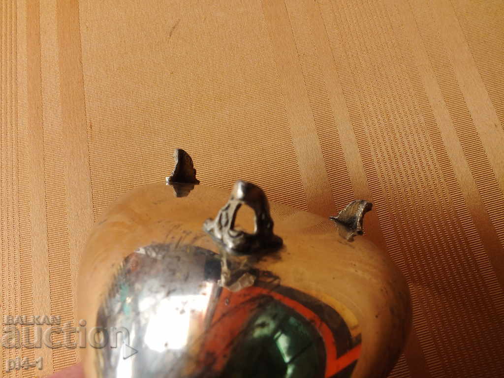 Livrarea Scrumiera din metal placata cu argint cu ornamente Livrarea Scrumiera din metal placata cu argint cu ornamente