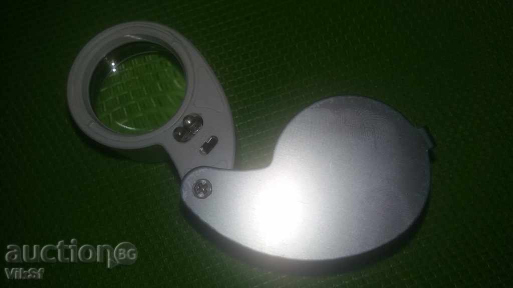 Δημοπρασία Αναδιπλούμενο 40-πλάσια μεγεθυντικό φακό με οπίσθιο φωτισμό