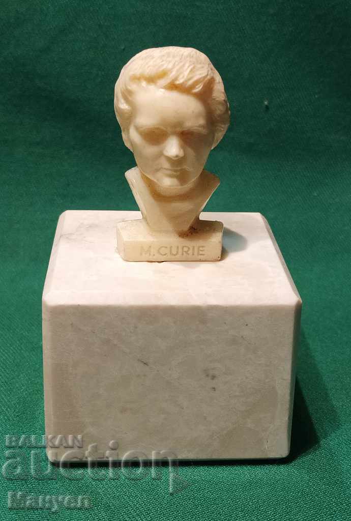 Vând un bust vechi al lui Marie Curie.