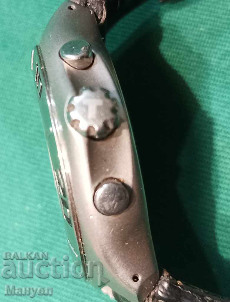 I am selling a "TISSOT" chronograph watch - 5