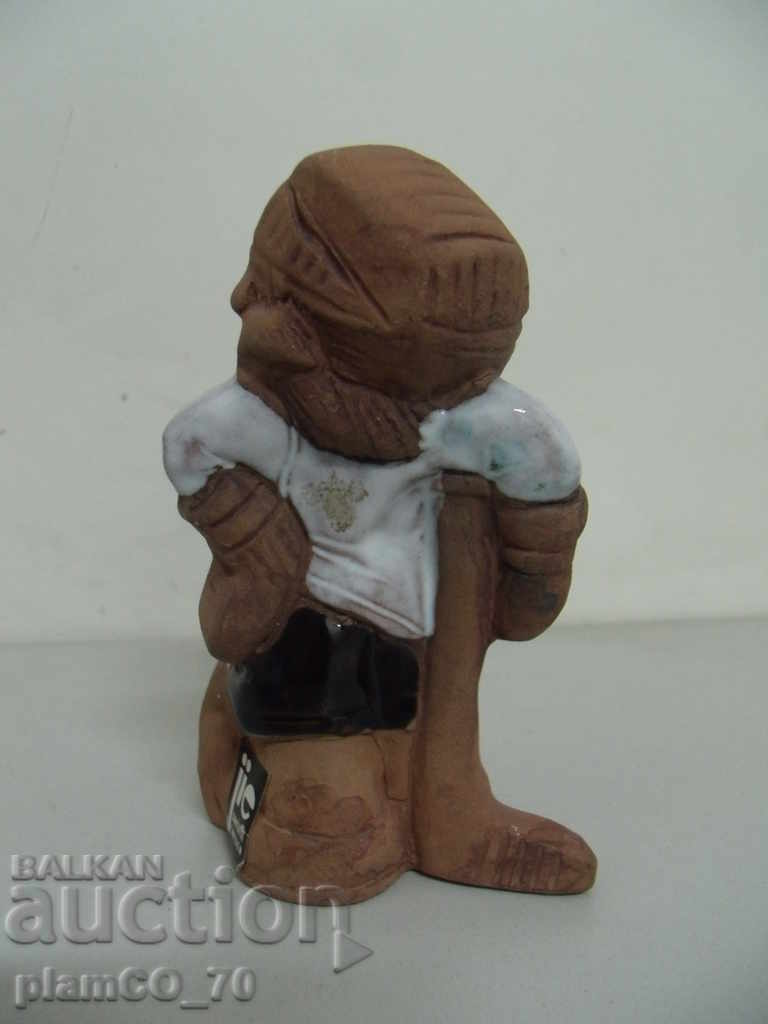 Licitație № * 5984 figurină veche mică din ceramică - jucător de hochei - jie