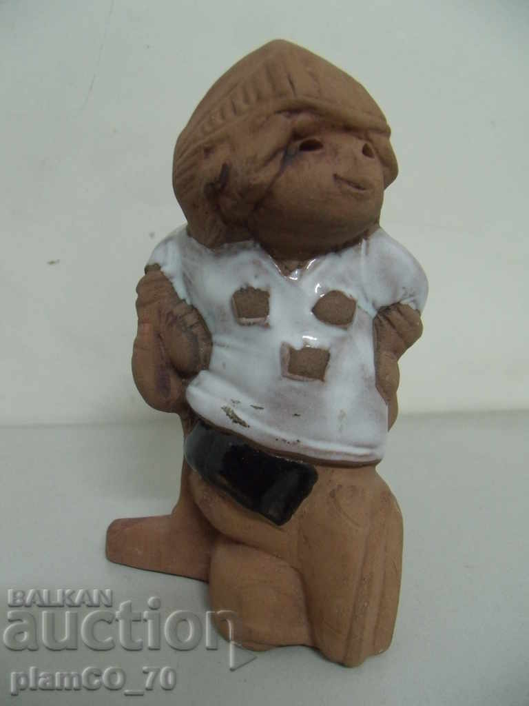 Livrarea № * 5984 figurină veche mică din ceramică - jucător de hochei - jie