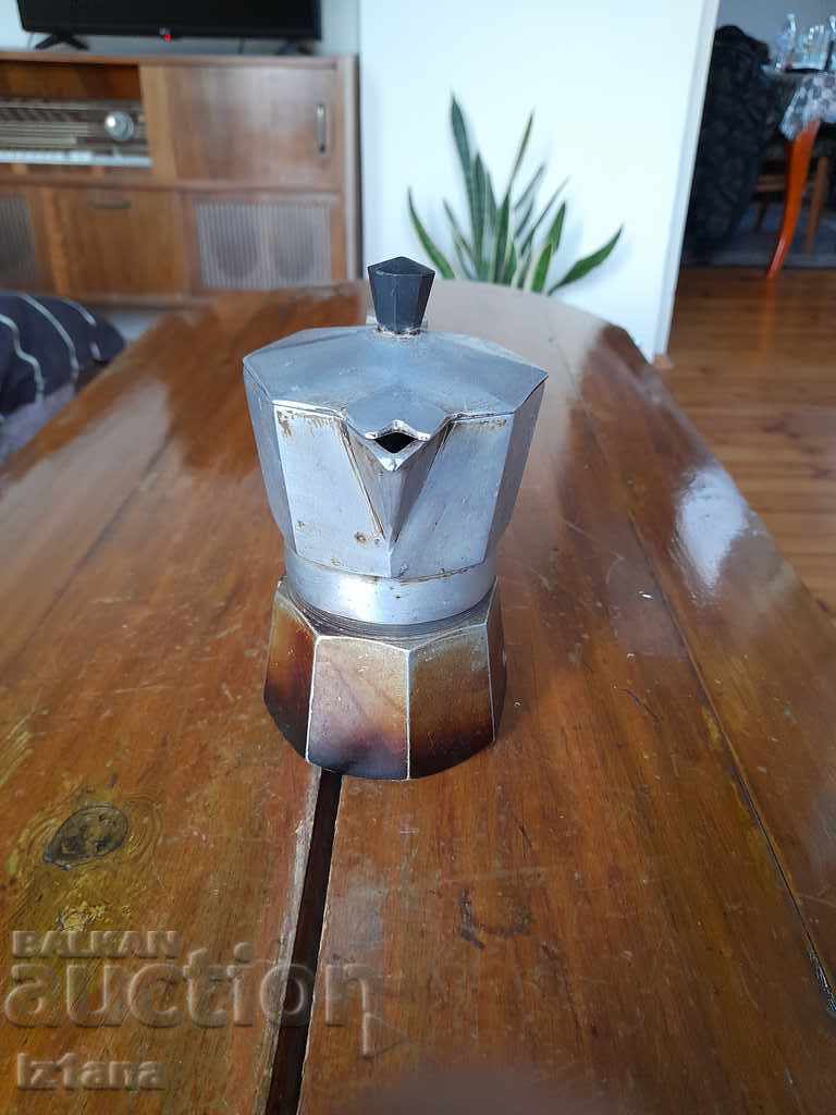 An old coffee maker with price 15.00 BGN | € 7.67 An old coffee maker with price 15.00 BGN | € 7.67