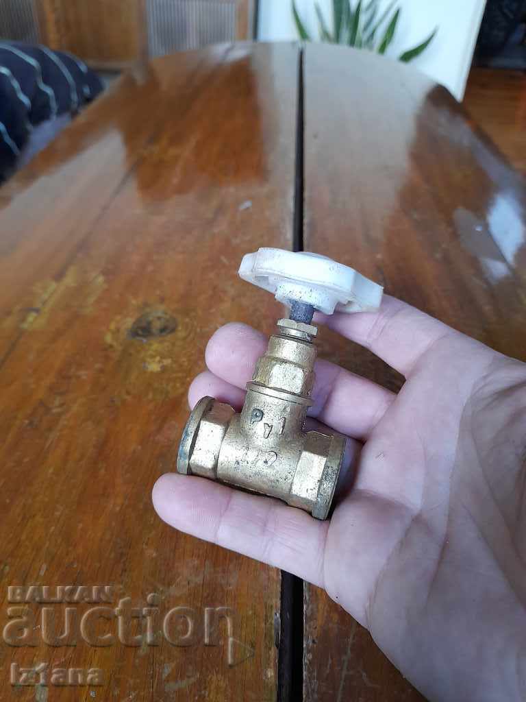 Παλιά βαλβίδα διακοπής, βρύση με τιμή 12.00 BGN | € 6.14 Παλιά βαλβίδα διακοπής, βρύση με τιμή 12.00 BGN | € 6.14