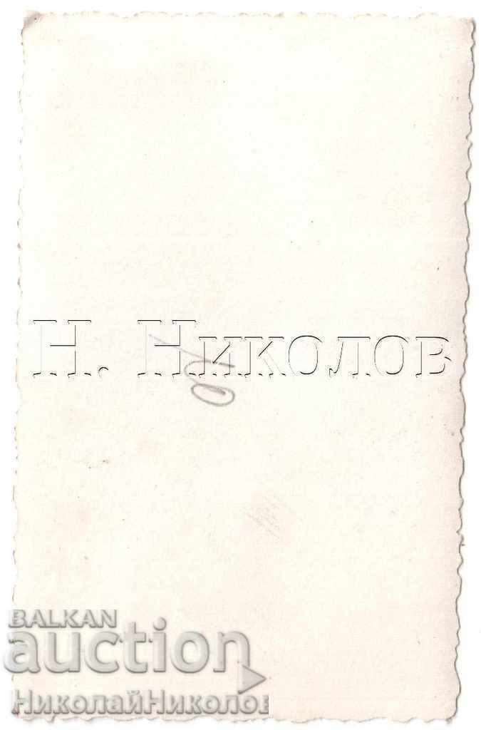 LITTLE OLD PHOTO TWO YOUNG MEN HOLD A B258 PRIZE with price 2.00 BGN | € 1.02 LITTLE OLD PHOTO TWO YOUNG MEN HOLD A B258 PRIZE with price 2.00 BGN | € 1.02