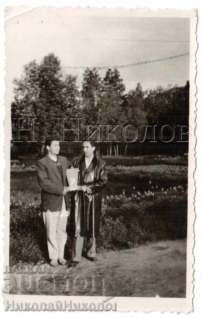 LITTLE OLD PHOTO TWO YOUNG MEN HOLD A B258 PRIZE