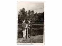 МАЛКА СТАРА СНИМКА ДВАМА МЛАДИ МЪЖЕ ДЪРЖАТ НАГРАДА В258