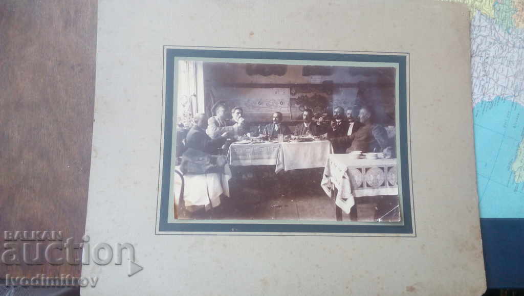 Φωτογραφία Άνδρες στο τραπέζι στο εστιατόριο Cardboard